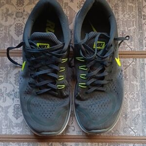 Nike Men's Black and Neon Yellow Athletic Shoes